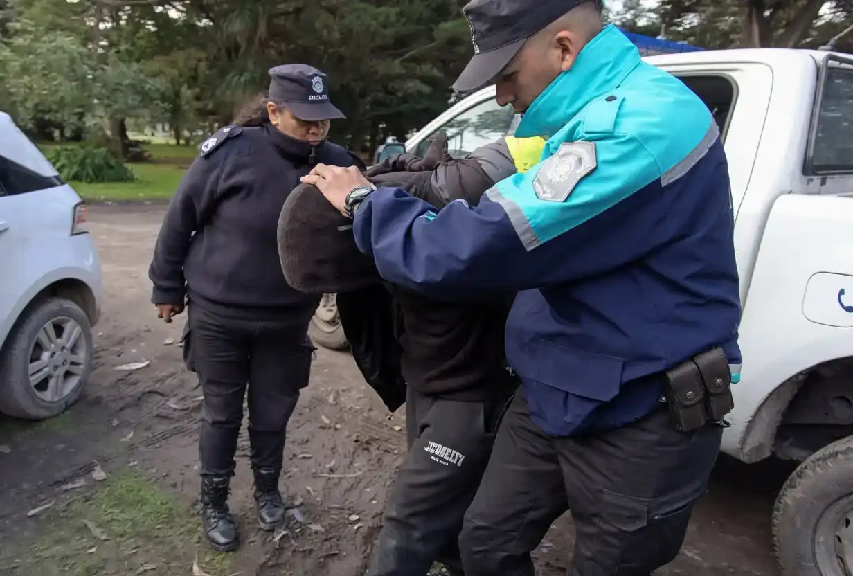 El sospechoso abandonó la motocicleta e intentó refugiarse en un local comercial, donde finalmente fue reducido y aprehendido por los efectivos.