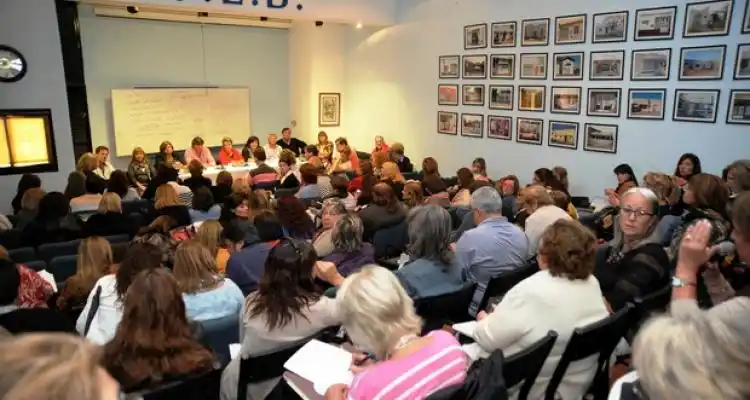 El lunes, Feb analizará la situación de los docentes de cada ciudad
