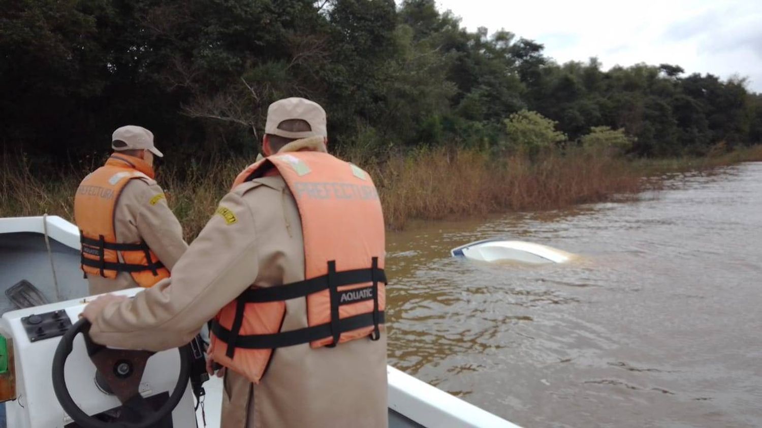 Prefectura busca a dos personas desaparecidas en el río Uruguay que cayeron de la embarcación