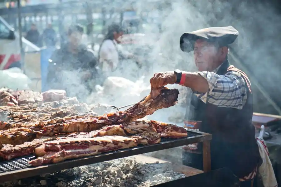 Los mejores consejos y cortes de carne "low cost" para preparar a la parrilla un asado rico y barato