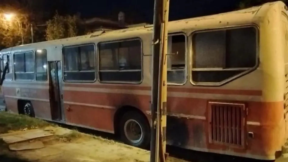 Incendiaron un colectivo escolar: uno de los implicados continúa prófugo 