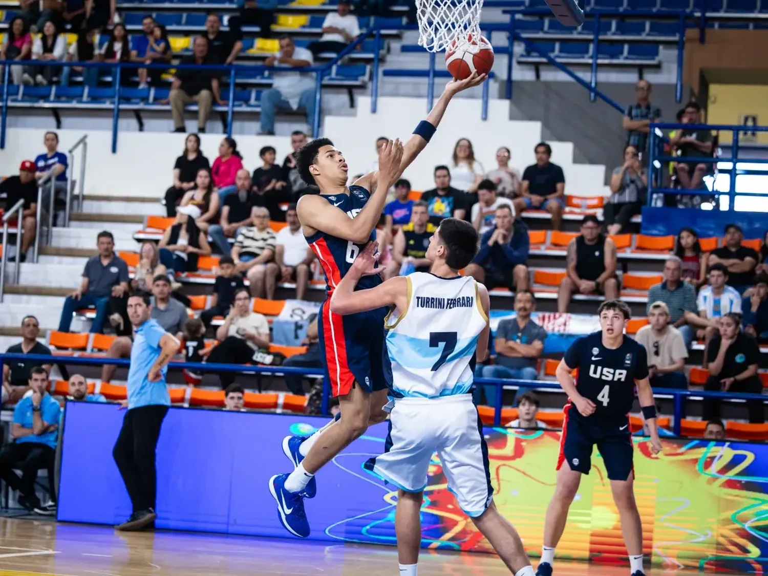 Luciano Turrini tuvo la oportunidad de debutar oficialmente ante los máximos favoritos. Foto: FIBA