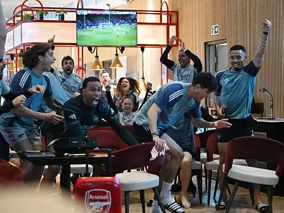 Los jugadores de Arsenal festejan con el empate consumado entre el City y Bournemouth.