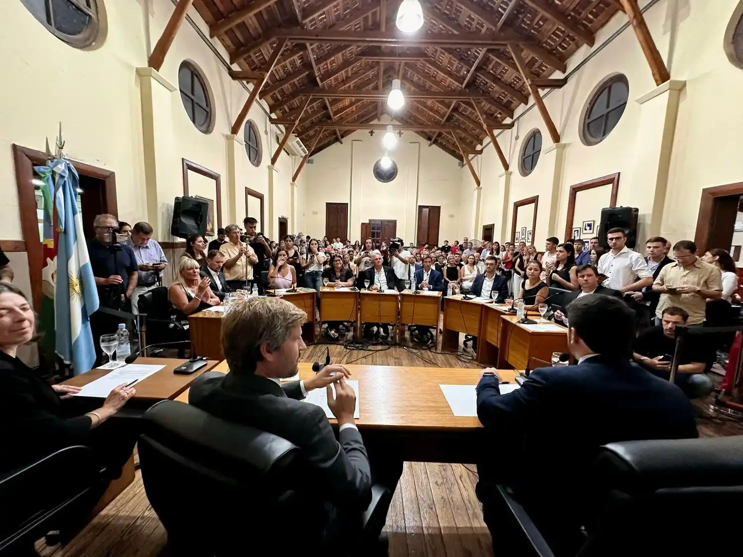 Los ediles, cara a cara con el intendente Leonel Chiarella en la sesión del jueves 6. Foto: MVT