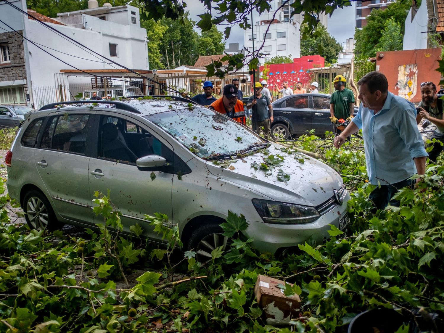 La tormenta se hizo presente en la ciudad durante la madrugada con fuertes vientos, abundante caída de agua y hasta granizo.