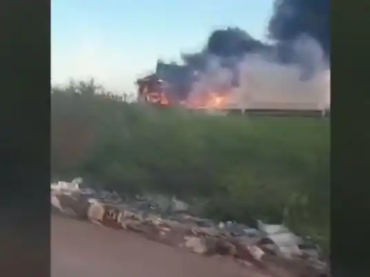 Un vehículo se incendió en la autopista Rosario-Córdoba
