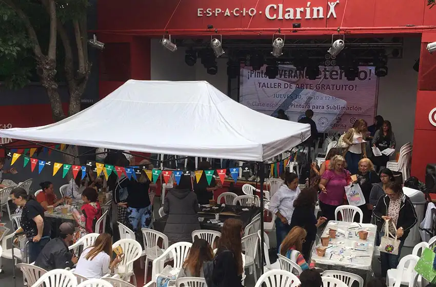 Exitosa convocatoria en una nueva clase de pintura en Espacio Clarín