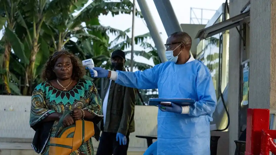 Una mujer es sometida a un control de temperatura en la frontera entre Congo y Ruanda