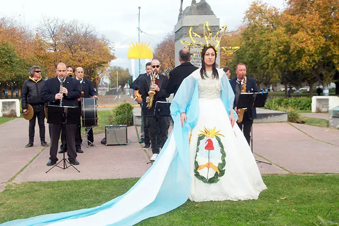 La plaza Dardo Rocha se vistió de celeste y blanco