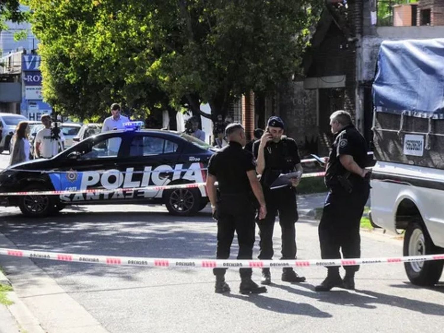 La mujer de 31 años que fue baleada cuando salía de su domicilio, quedó internada grave en el Heca.