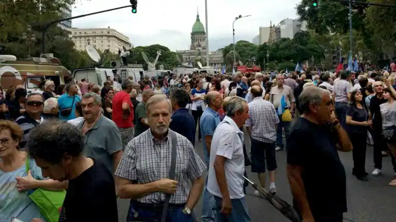 18F: bajo una lluvia torrencial comenzó la marcha por Nisman