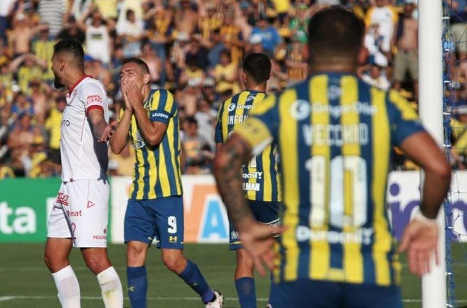 Central no tuvo la mejor tarde, fue goleado por Huracán y se quedó afuera de la Copa Sudamericana