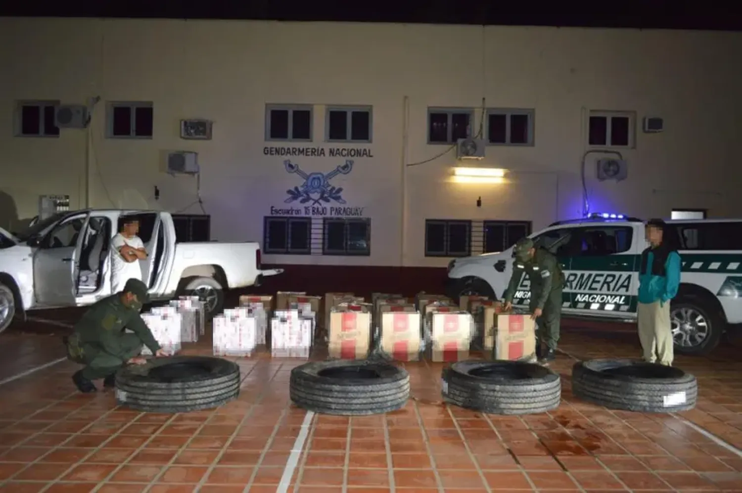 Doble procedimiento en Formosa: secuestraron 13 mil atados de cigarrillos y 31 cubiertas ilegales