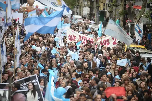 Multitudinaria marcha para rechazar la despenalización del aborto