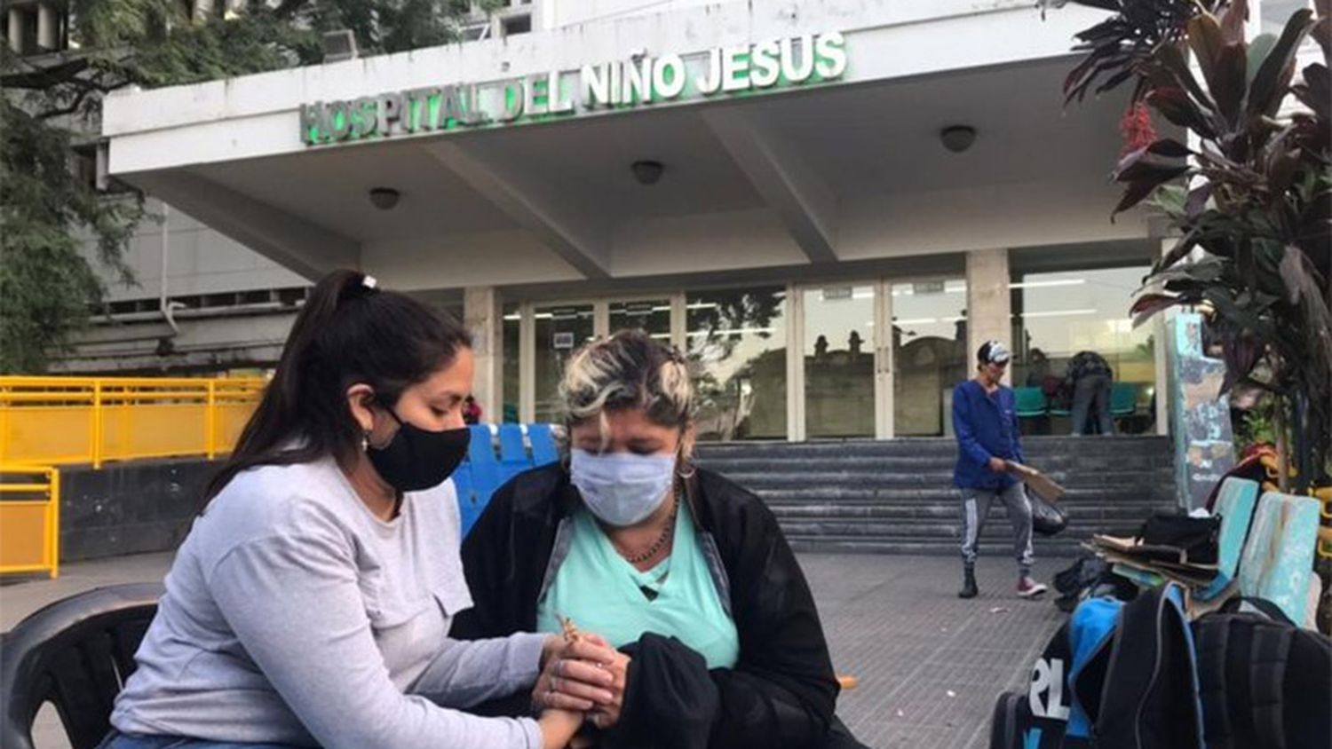 Un chico de 14 años defendió a su mamá de un robo y está grave