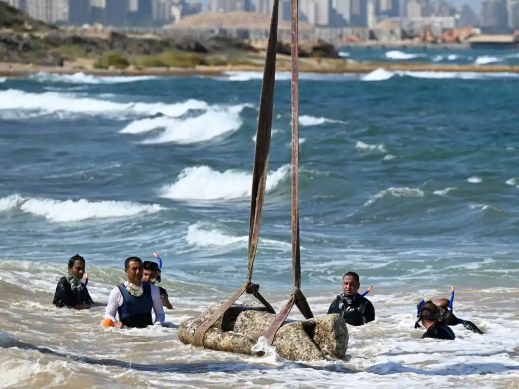 Descubren en Egipto una ciudad sumergida de más de 2.000 años con templos, esfinges y un puerto intacto