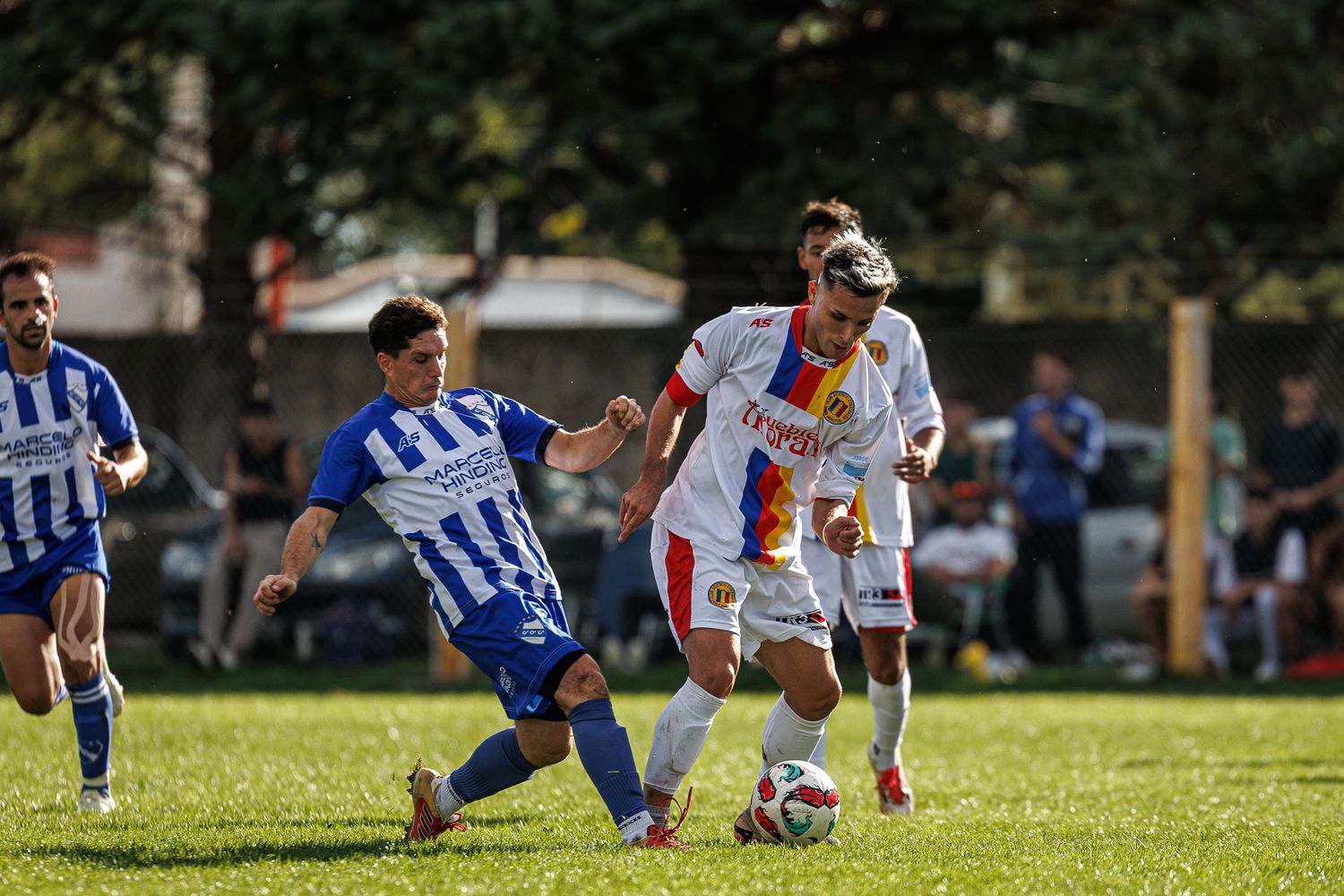 Colegiales ganó y aprieta en la cima de Primera
