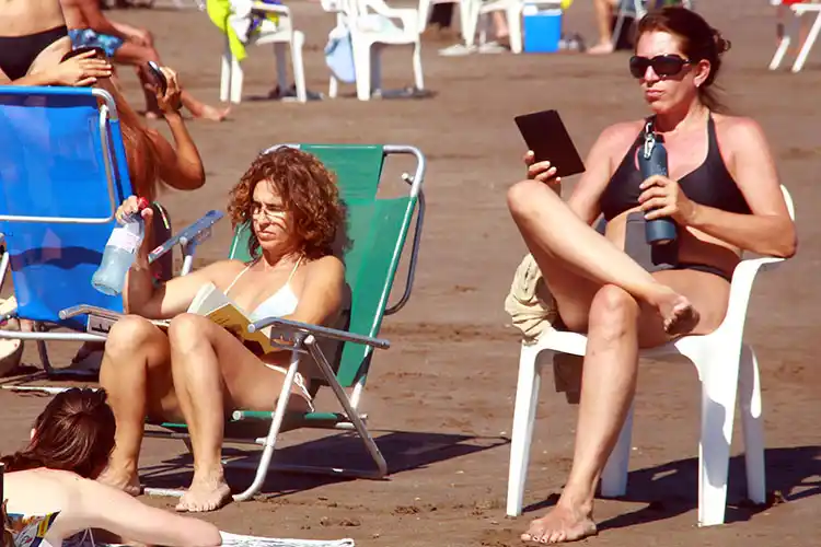 Lectura en la playa, una costumbre que no se pierde
