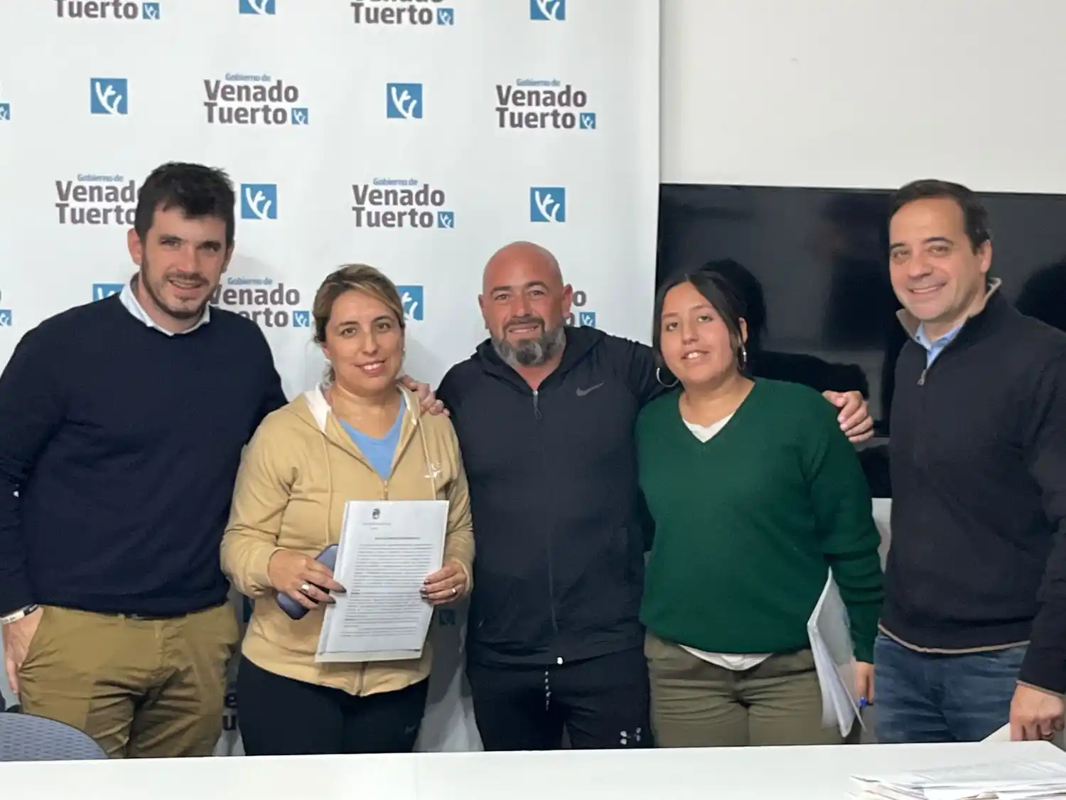 El intendente, junto al secretario de Gobierno, en la entrega de una escritura.