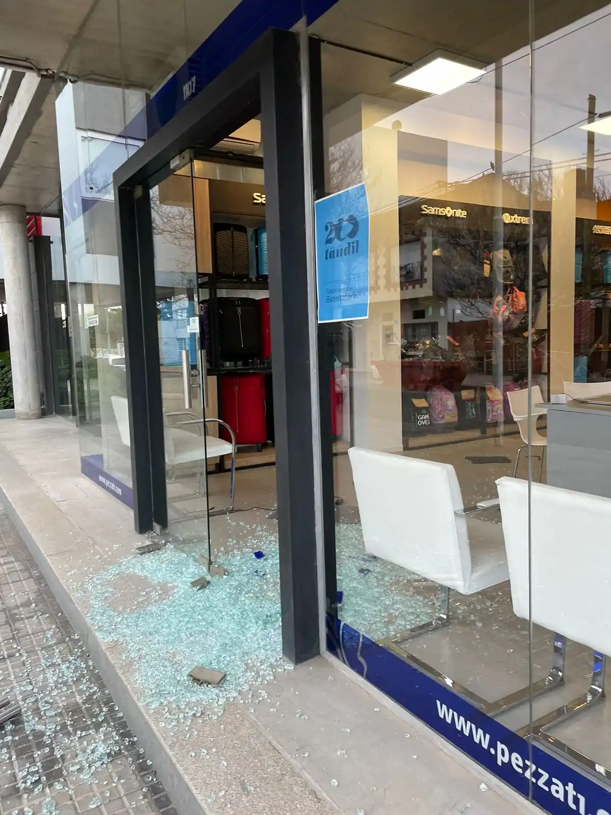 Tras dañar uno de los paneles de la puerta de acceso, tres delincuentes perpetraron un robo exprés una agencia de viajes.