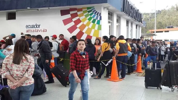 ¡DESAMPARADOS! Cientos de migrantes venezolanos deambulan en la frontera entre  Perú y Ecuador