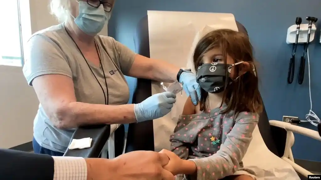 Pfizer afirma alta efectividad de su vacuna en niños de 5 a 11 años