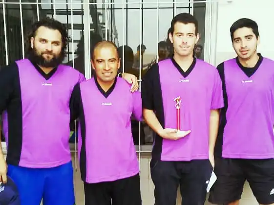 La vuelta de la camiseta violeta