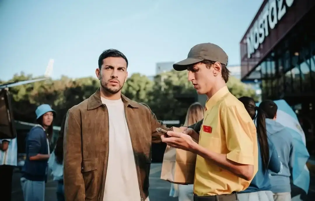 Lázaro Balista junto a Leandro Paredes en publicidad de Mostaza