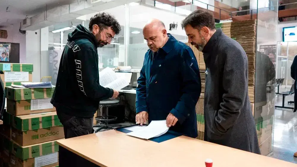 Carlos Curestis y Juanes Osaba entregan el pedido de informes en IOMA.