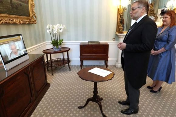 El embajador argentino en Reino Unido homenajeó a Isabel II