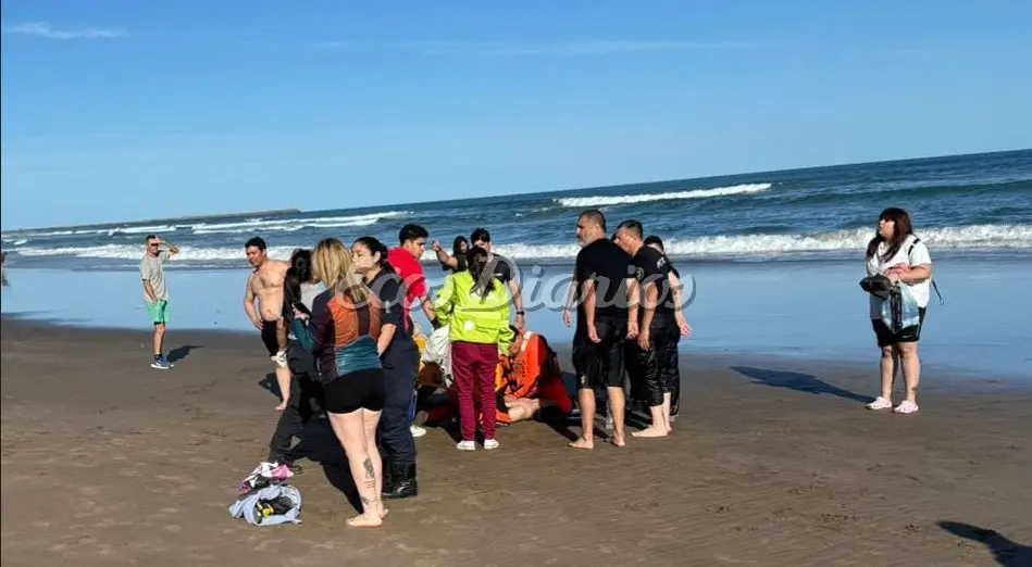 Labor de reanimación. Realizaron ayer a la tarde a uno de los hombres rescatados del mar