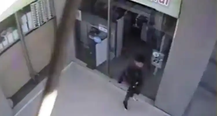 [VIDEO] Fue a comprar una campera y cuando se la envolvieron huyó sin pagar