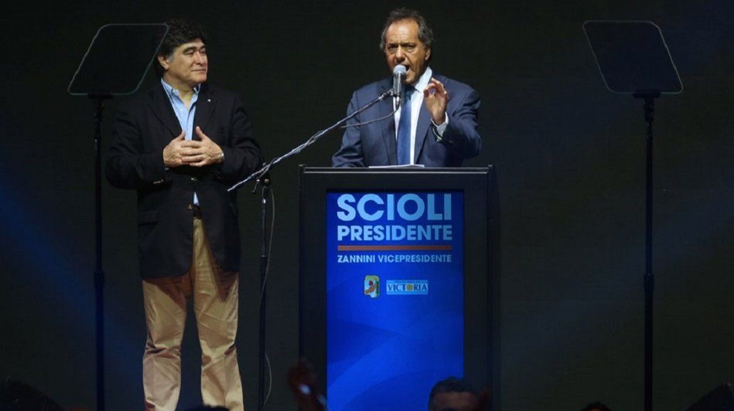 Scioli convocó al voto opositor y alentó a un debate con Macri