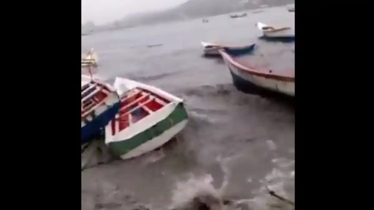 PESCADORES EN VILO: fuerte oleaje arrastró embarcaciones en Pampatar (VIDEOS)