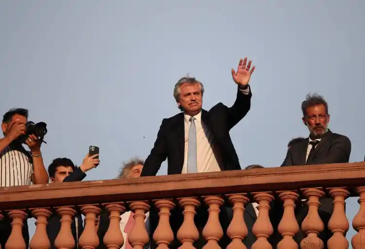 Antes de viajar a Europa, el Presidente monitorea la sesión sobre la deuda