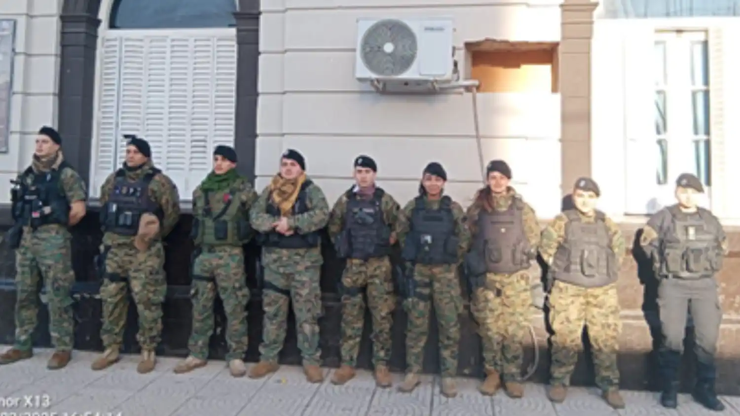 El personal operativo participó del allanamiento en calle Alvear al 1600.