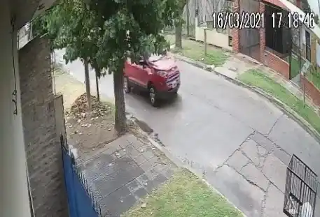 Video: Así fue el accidente en el que un chofer de Uber dio marcha atrás, atropelló y mató a una maestra en Quilmes