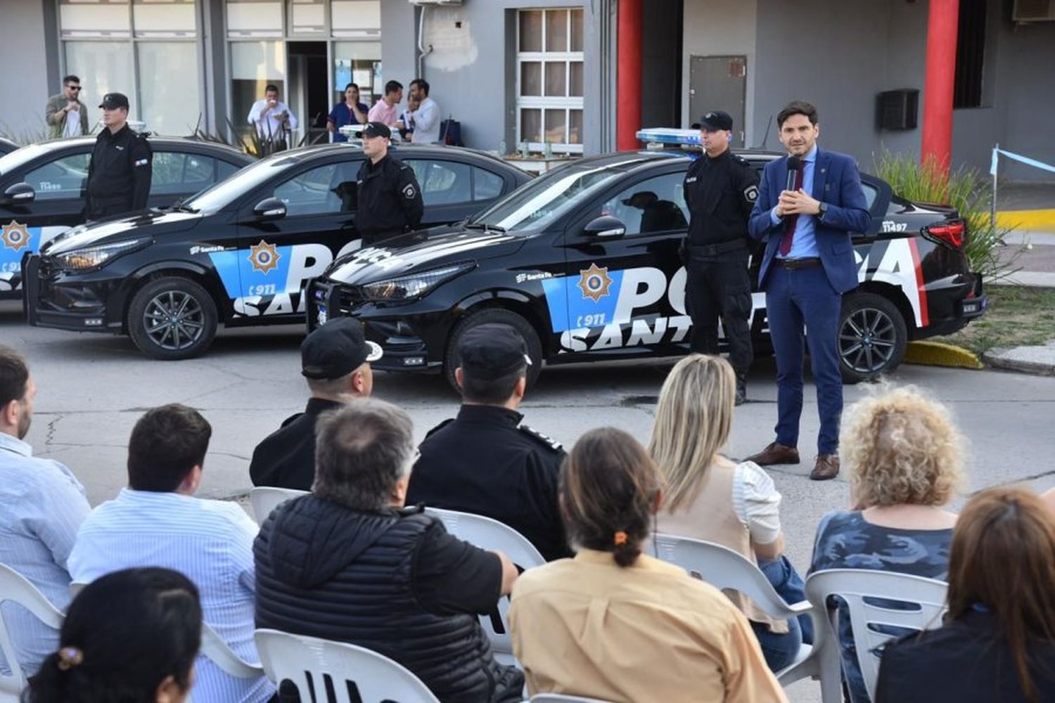 Pullaro entregó patrulleros y motos en el departamento San Martín