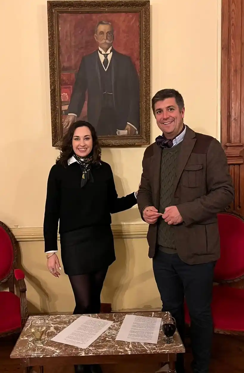 Genara Pabon Ezpeleta y Gervasio Pérez Zurdo firman el acta de entrega y recibimiento de la obra.-