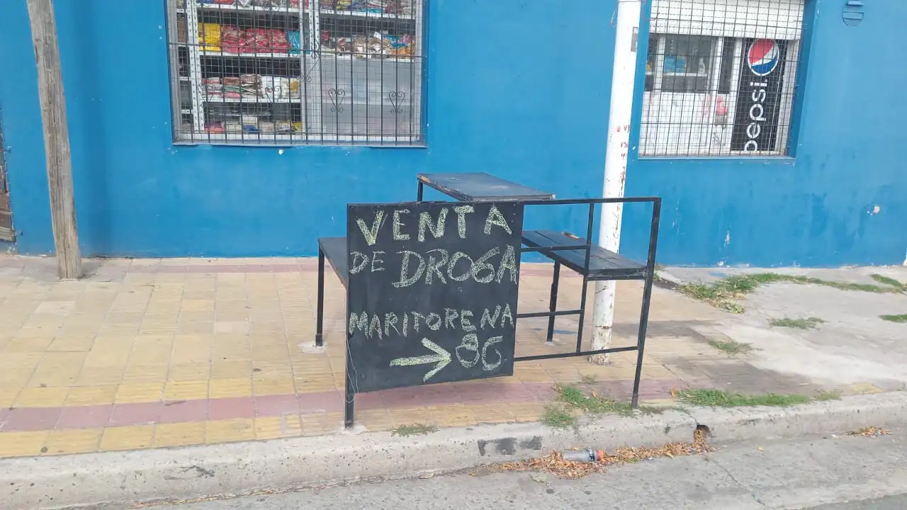 El anuncio fue escrito por Fernández en la puerta de su comercio.