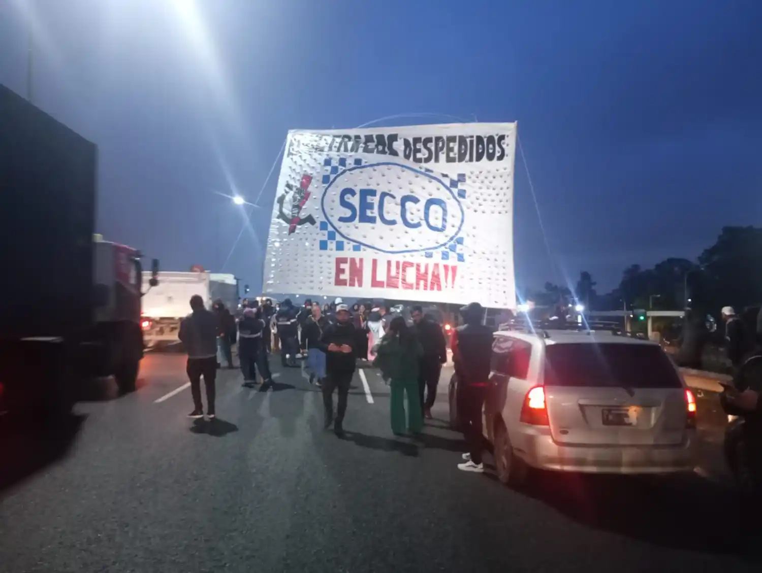 Los trabajadores reclaman en la autopista del Buen Ayre. Foto: LANOTICIA1.COM
