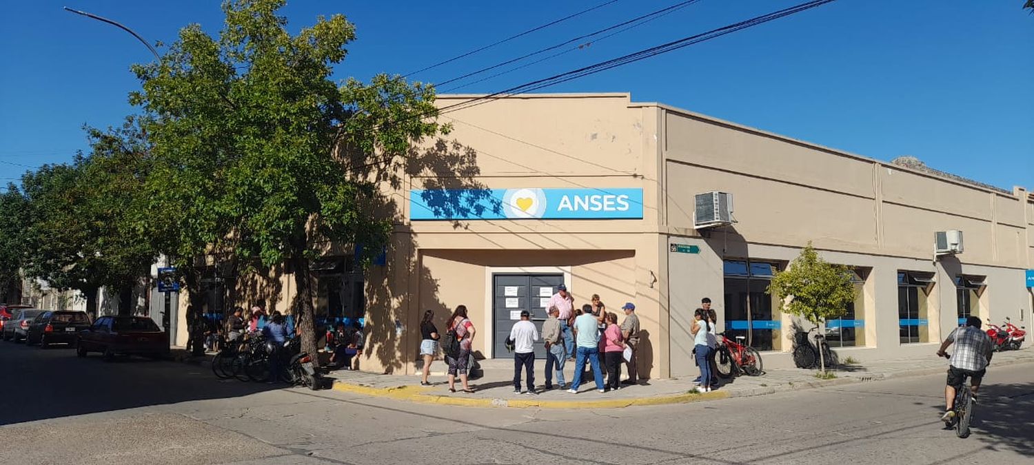 Empleados de Anses realizan medidas de fuerza ante despidos de personal