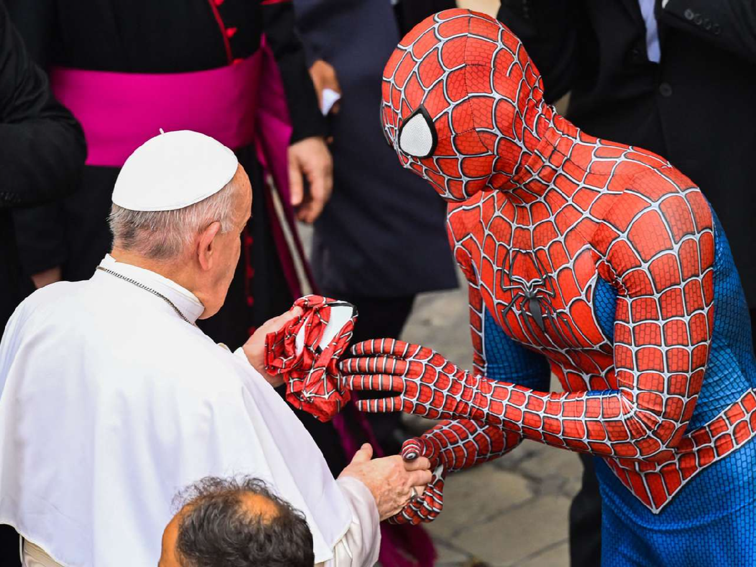 Francisco saludó a un "Hombre Araña solidario" que le regaló su máscara