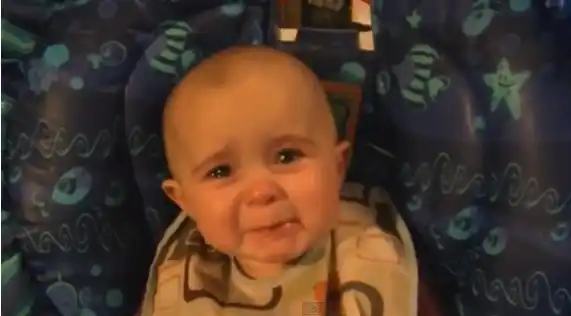 La bebé que se emociona como un adulto ¡Im-per-di-ble!