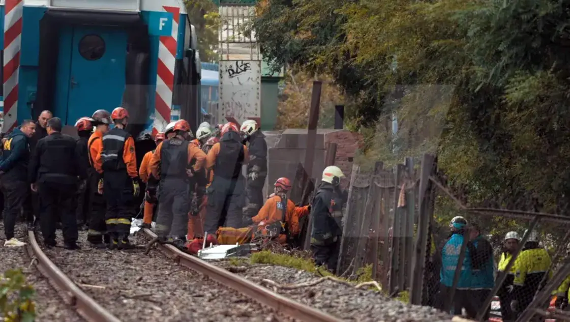 La línea viajaba de Retiro hacia Pilar y colisionó con una locomotora y un coche furgón vacío.