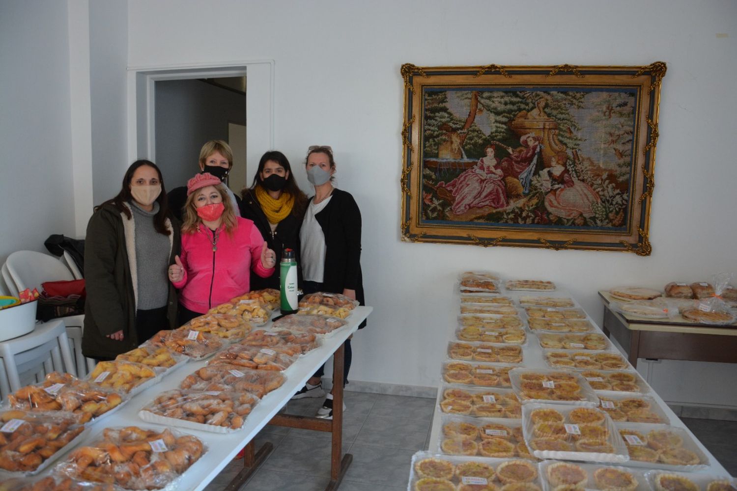 Grávida recaudó fondos con su feria de platos