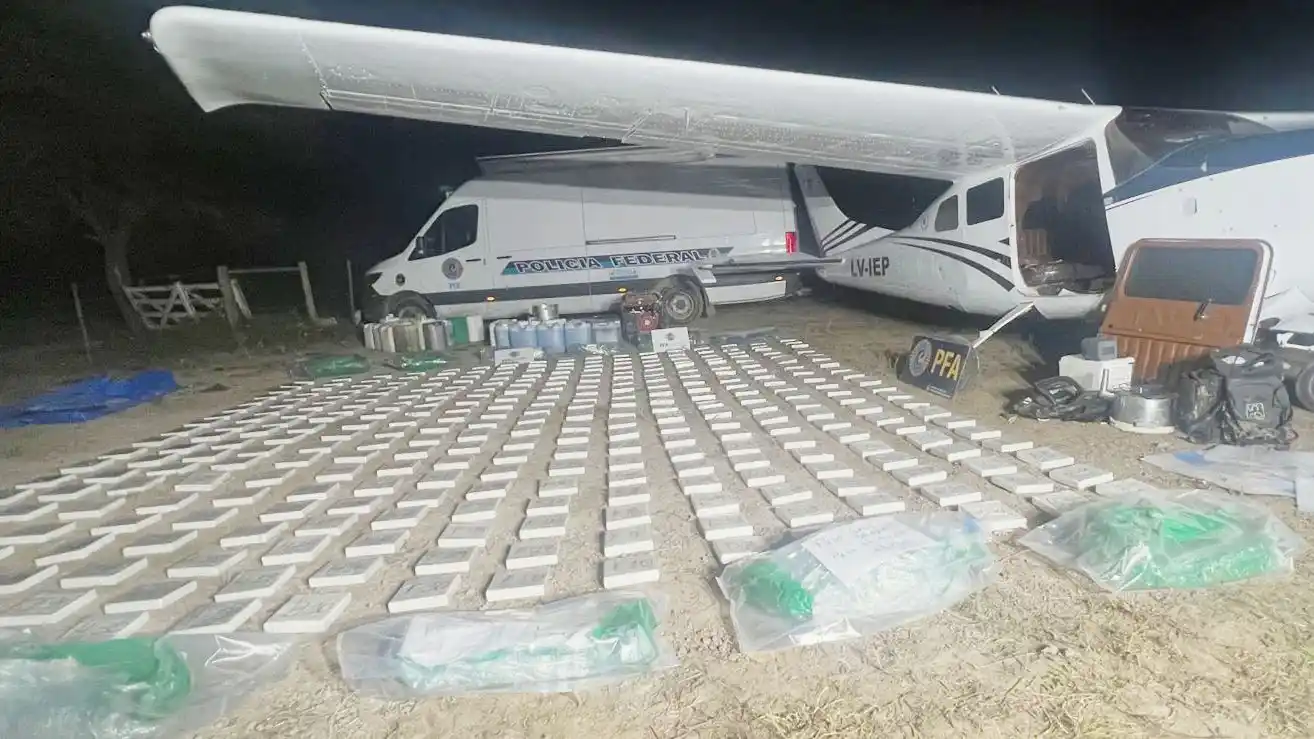 Golpe al narcotráfico: secuestraron más de 400 kilos de cocaína tras interceptar una avioneta clandestina