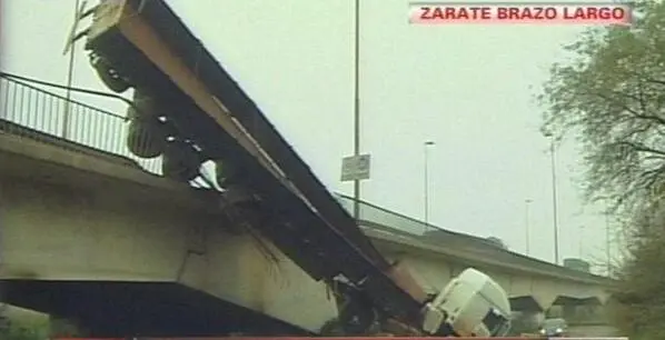 Sigue colgado el camión que cayó del puente Zárate brazo largo