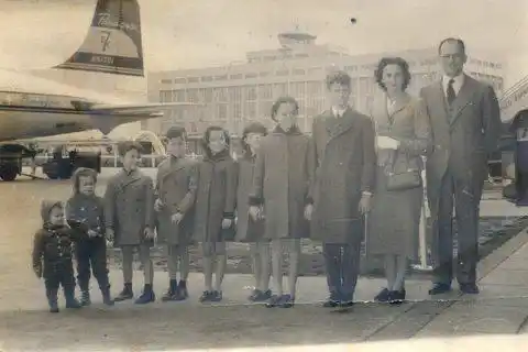 Enrique Shaw junto a su esposa Cecilia y sus nueve hijos en un viaje familiar. Una escena de fe, unidad y vocación compartida.