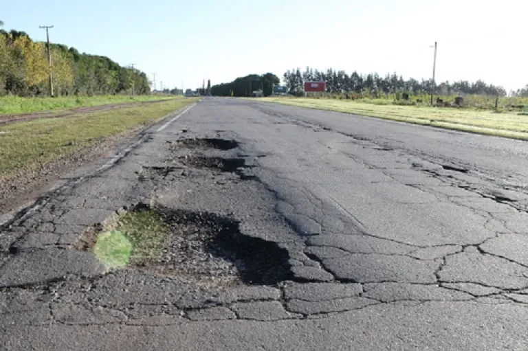 La ruta 33, en el tramo Rufino-General Villegas presenta grandes pozos y baches.